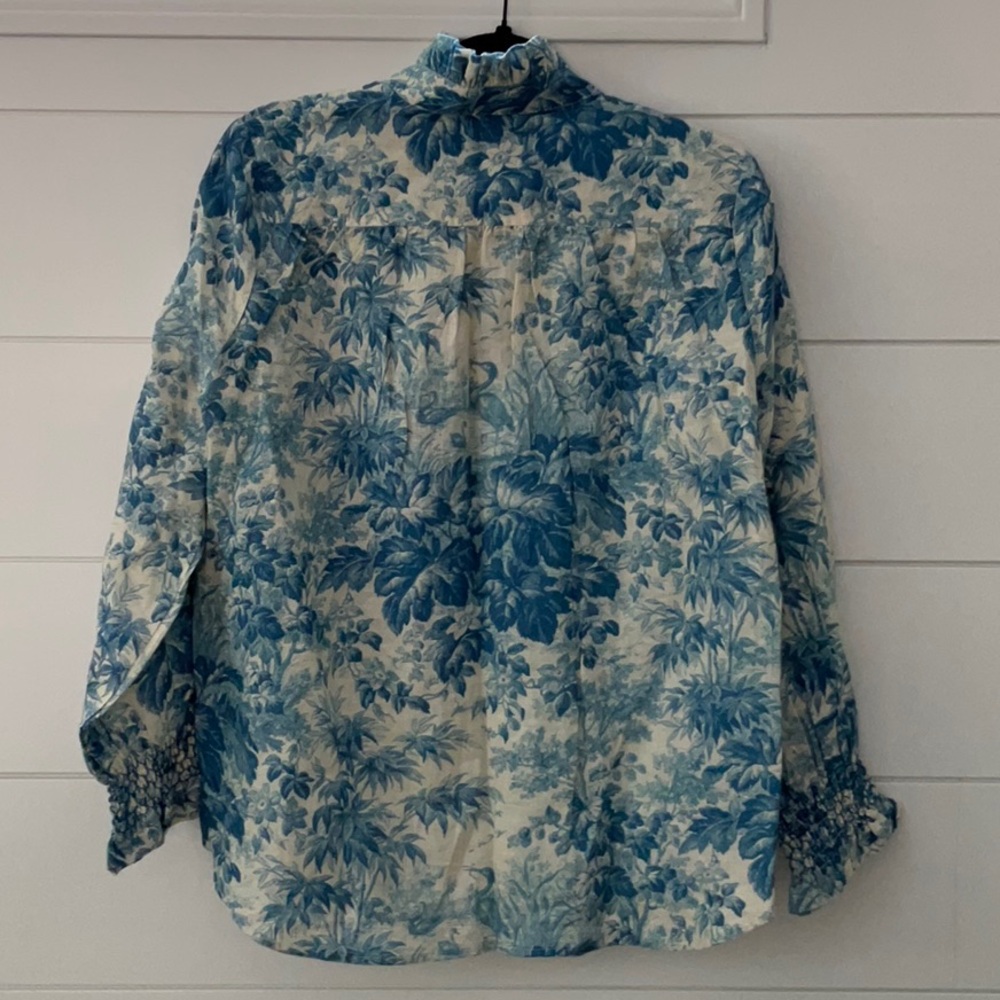 Excellent Tuckernuck Teagan Popover Blouse in Misty Blue Toile. Sz: L - Picture 4 of 5